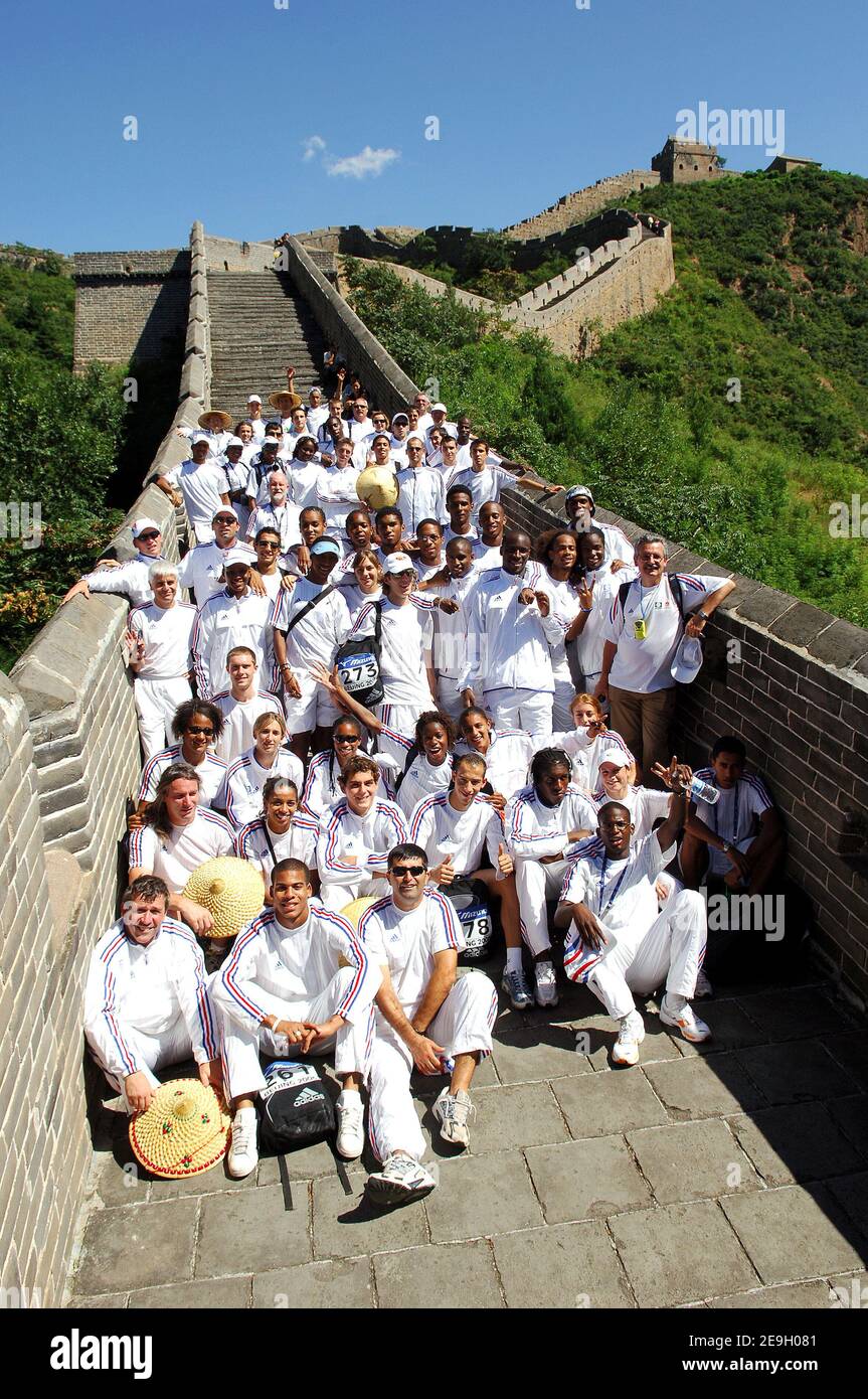 L'équipe française pose sur la Grande Muraille de Chine, au nord-ouest de Pékin, après le 11ème championnat mondial junior de l'IAAF, en Chine, le 21 août 2006. Photo de Nicolas Gouhier/Cameleon/ABACAPRESS.COM Banque D'Images