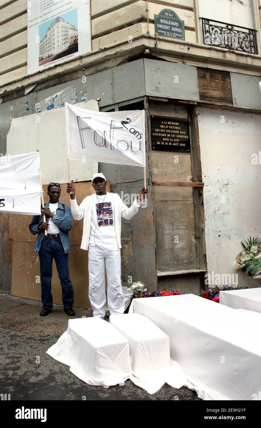 Des centaines de personnes manifestent devant un bâtiment, le 20 boulevard Vincent Auriol à Paris, France, le 26 août 2006, où 17 personnes sont mortes il y a un an dans un incendie dramatique. Photo de Nicolas Chauveau/ABACAPRESS.COM Banque D'Images