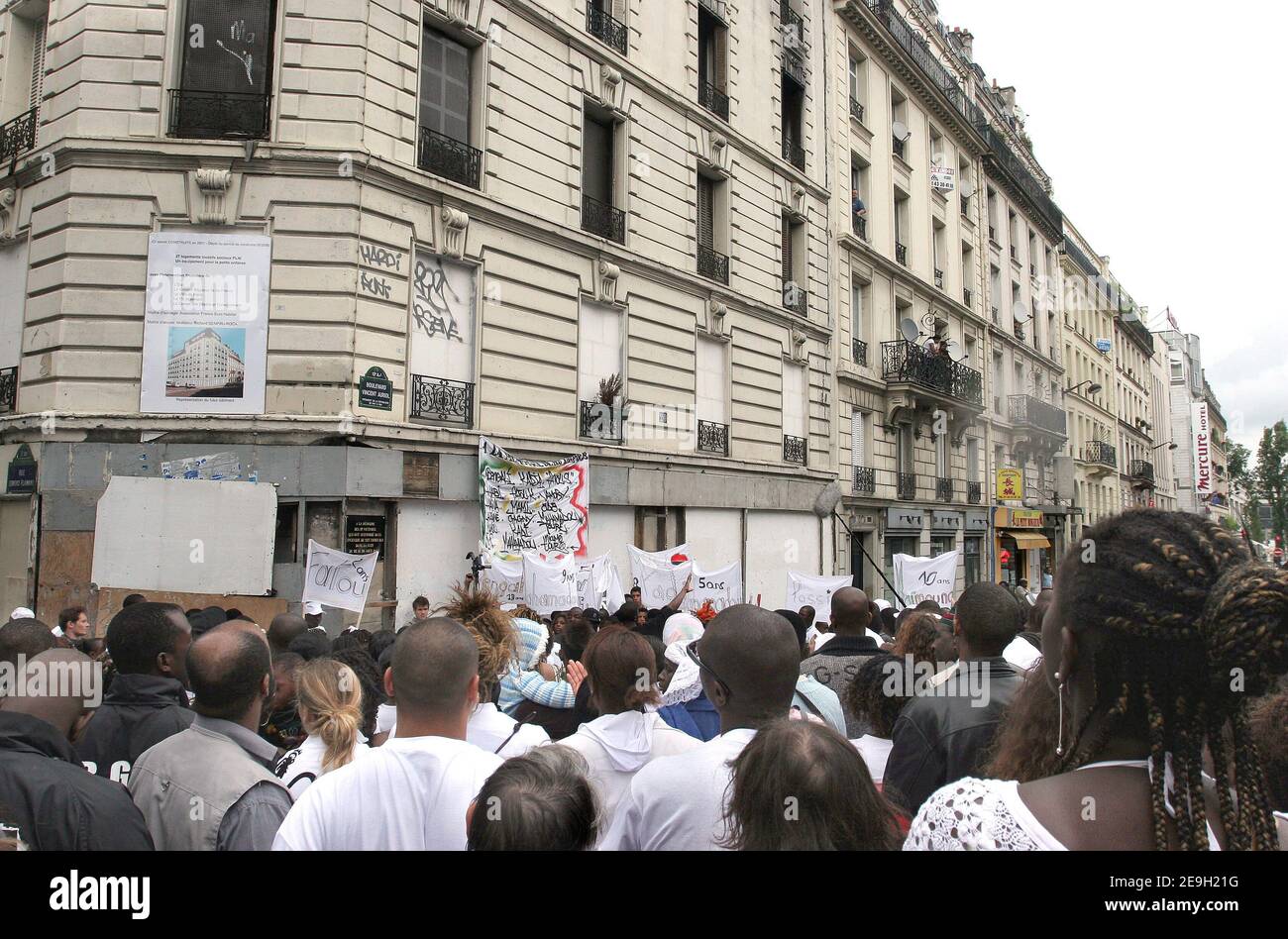 Des centaines de personnes manifestent devant un bâtiment, le 20 boulevard Vincent Auriol à Paris, France, le 26 août 2006, où 17 personnes sont mortes il y a un an dans un incendie dramatique. Photo de Nicolas Chauveau/ABACAPRESS.COM Banque D'Images