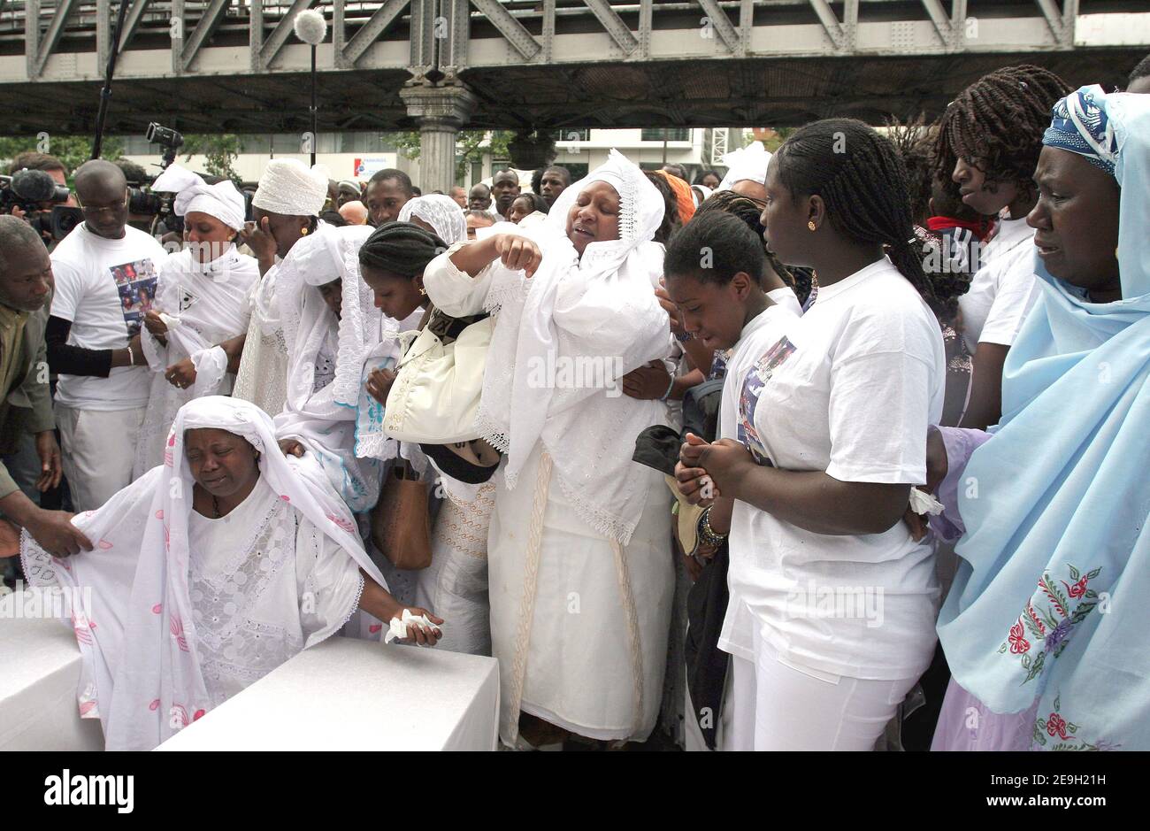 Des centaines de personnes manifestent devant un bâtiment, le 20 boulevard Vincent Auriol à Paris, France, le 26 août 2006, où 17 personnes sont mortes il y a un an dans un incendie dramatique. Photo de Nicolas Chauveau/ABACAPRESS.COM Banque D'Images