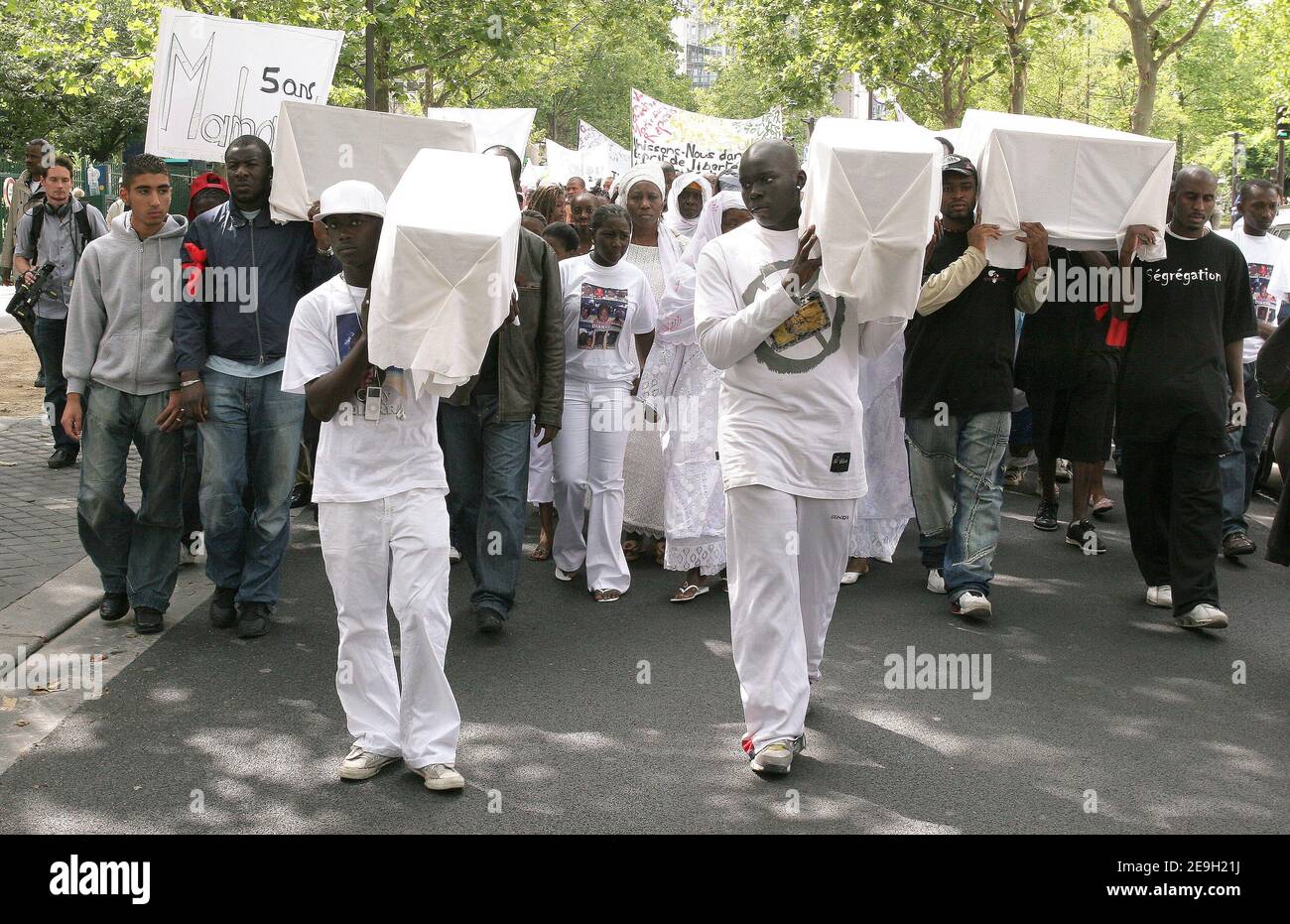 Des centaines de personnes manifestent devant un bâtiment, le 20 boulevard Vincent Auriol à Paris, France, le 26 août 2006, où 17 personnes sont mortes il y a un an dans un incendie dramatique. Photo de Nicolas Chauveau/ABACAPRESS.COM Banque D'Images