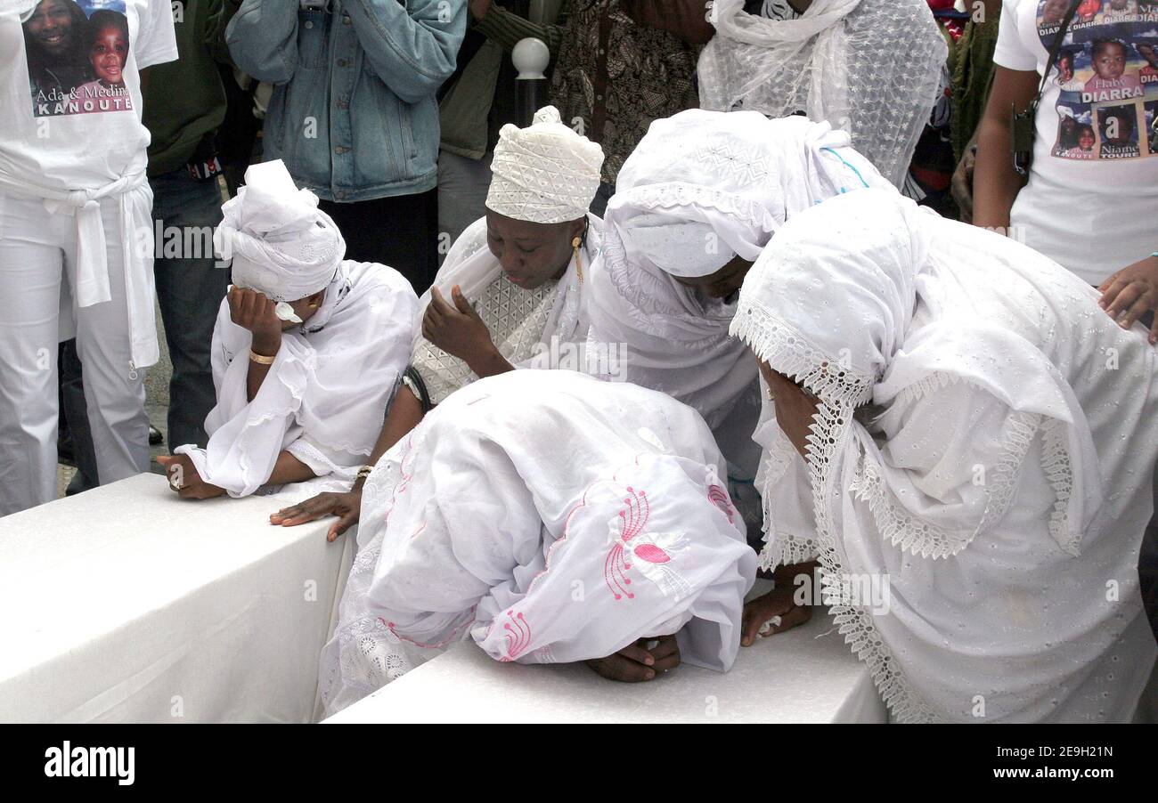 Des centaines de personnes manifestent devant un bâtiment, le 20 boulevard Vincent Auriol à Paris, France, le 26 août 2006, où 17 personnes sont mortes il y a un an dans un incendie dramatique. Photo de Nicolas Chauveau/ABACAPRESS.COM Banque D'Images