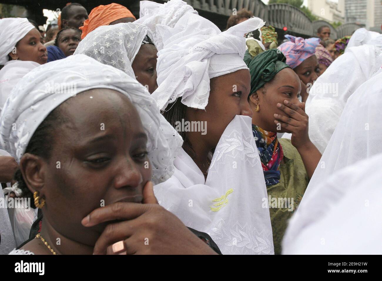 Des centaines de personnes manifestent devant un bâtiment, le 20 boulevard Vincent Auriol à Paris, France, le 26 août 2006, où 17 personnes sont mortes il y a un an dans un incendie dramatique. Photo de Nicolas Chauveau/ABACAPRESS.COM Banque D'Images
