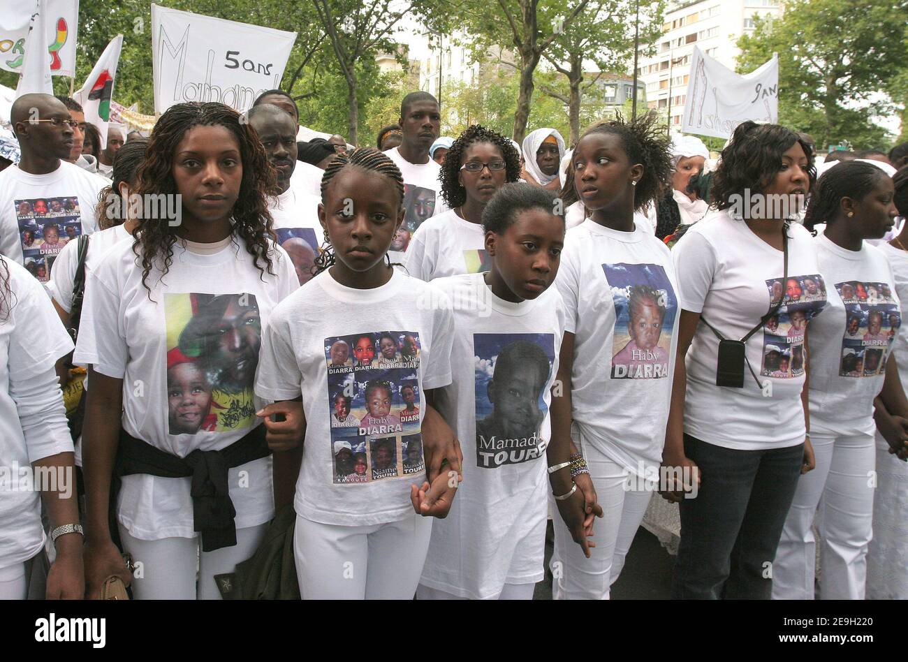 Des centaines de personnes manifestent devant un bâtiment, le 20 boulevard Vincent Auriol à Paris, France, le 26 août 2006, où 17 personnes sont mortes il y a un an dans un incendie dramatique. Photo de Nicolas Chauveau/ABACAPRESS.COM Banque D'Images