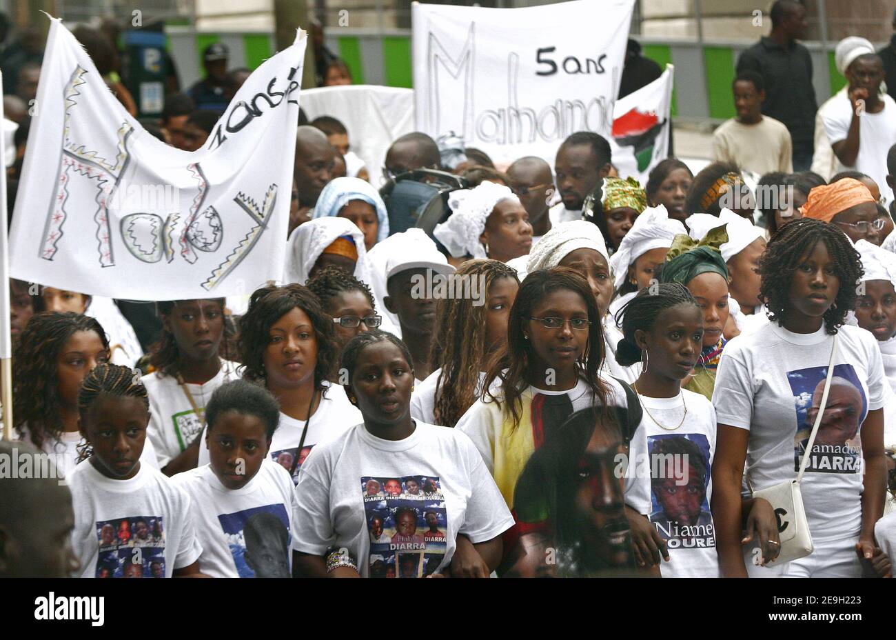 Des centaines de personnes manifestent devant un bâtiment, le 20 boulevard Vincent Auriol à Paris, France, le 26 août 2006, où 17 personnes sont mortes il y a un an dans un incendie dramatique. Photo de Nicolas Chauveau/ABACAPRESS.COM Banque D'Images