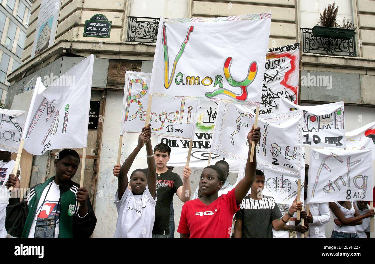 Des centaines de personnes manifestent devant un bâtiment, le 20 boulevard Vincent Auriol à Paris, France, le 26 août 2006, où 17 personnes sont mortes il y a un an dans un incendie dramatique. Photo de Nicolas Chauveau/ABACAPRESS.COM Banque D'Images