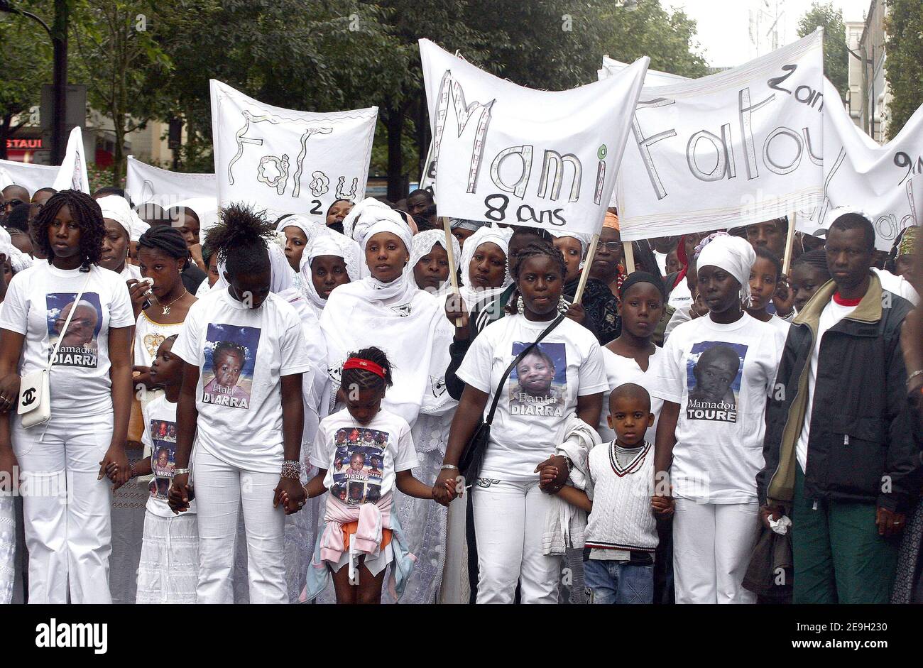 Des centaines de personnes manifestent devant un bâtiment, le 20 boulevard Vincent Auriol à Paris, France, le 26 août 2006, où 17 personnes sont mortes il y a un an dans un incendie dramatique. Photo de Nicolas Chauveau/ABACAPRESS.COM Banque D'Images