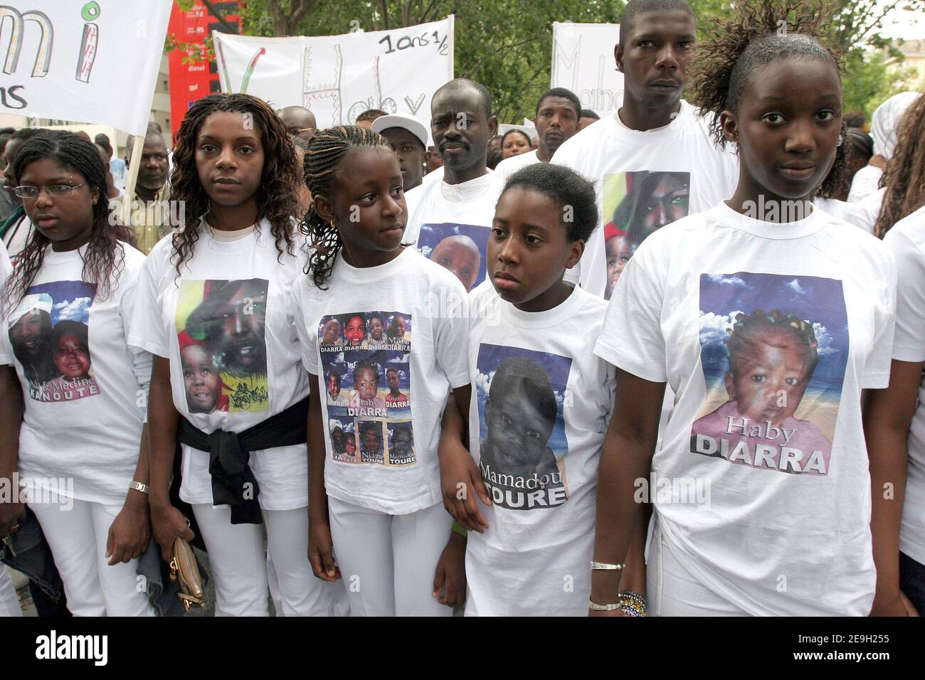 Des centaines de personnes manifestent devant un bâtiment, le 20 boulevard Vincent Auriol à Paris, France, le 26 août 2006, où 17 personnes sont mortes il y a un an dans un incendie dramatique. Photo de Nicolas Chauveau/ABACAPRESS.COM Banque D'Images