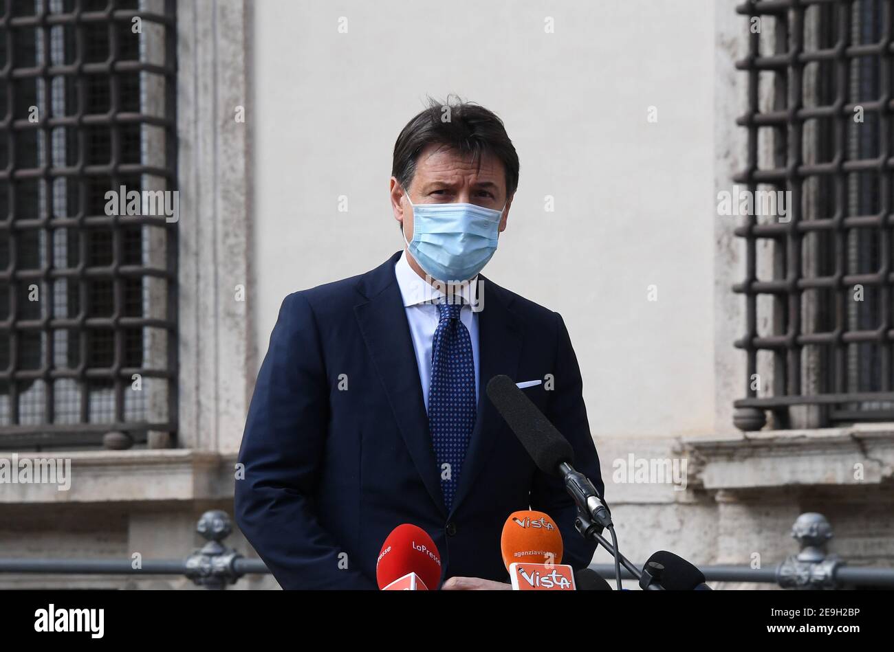 Rome, Italie. 4 février 2021. Le Premier ministre italien sortant Giuseppe Conte prend la parole lors d'une conférence de presse à Rome, en Italie, le 4 février 2021. Giuseppe Conte a annoncé jeudi son soutien à un gouvernement dirigé par le Premier ministre désigné Mario Draghi. Crédit: Alberto Lingria/Xinhua/Alay Live News Banque D'Images