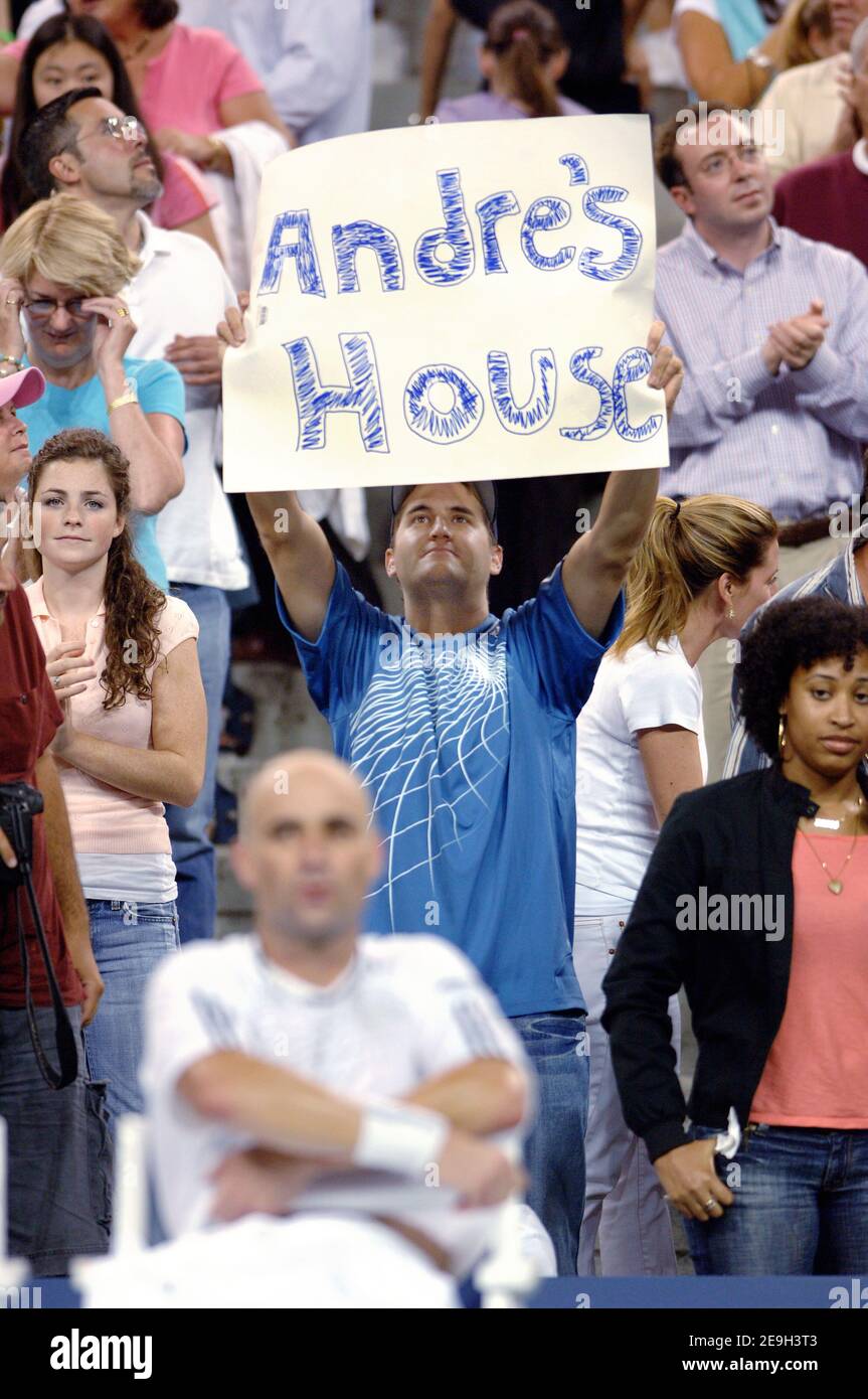 Andre Agassi, un des États-Unis, bat Andrei Pavel en Roumanie au premier tour de l'US Open 2006 qui s'est tenu à Flushing Meadow à New York City, NY, États-Unis le 28 août 2006. Le joueur qui a annoncé qu'il prendra sa retraite après ce tournoi a été poursuivi par sa femme Steffi Graf et leurs deux enfants Jaden Gil et Jaz elle. Photo de Lionel Hahn/CAMELEON/ABACAPRESS.COM Banque D'Images