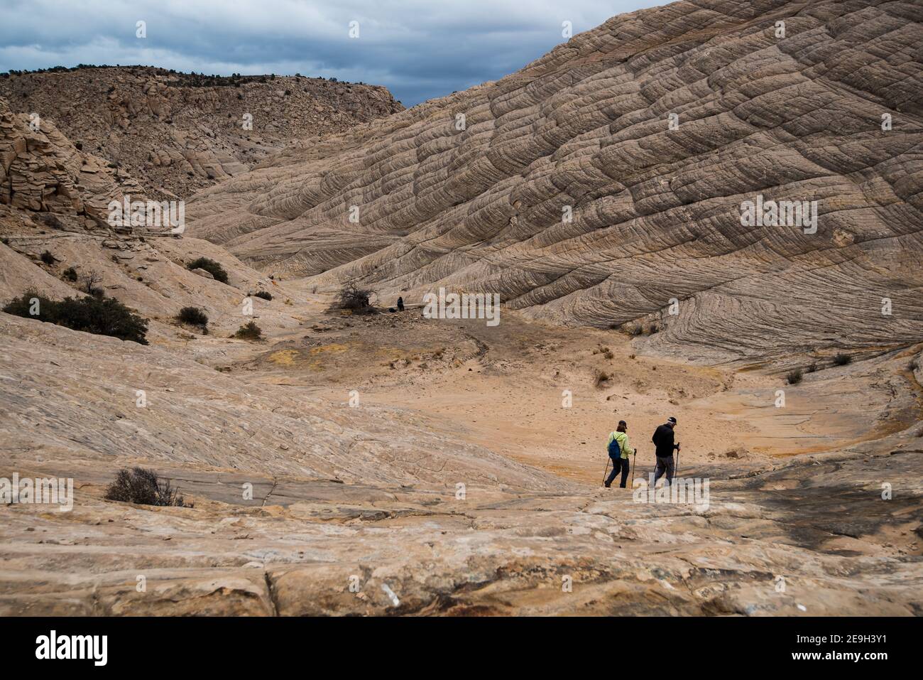 Homme et femme randonnée dans le magnifique parc national de Snow Canyon, Utah, États-Unis. Ce parc est parfois accidenté et dur, mais un magnifique parc à visiter. . Banque D'Images