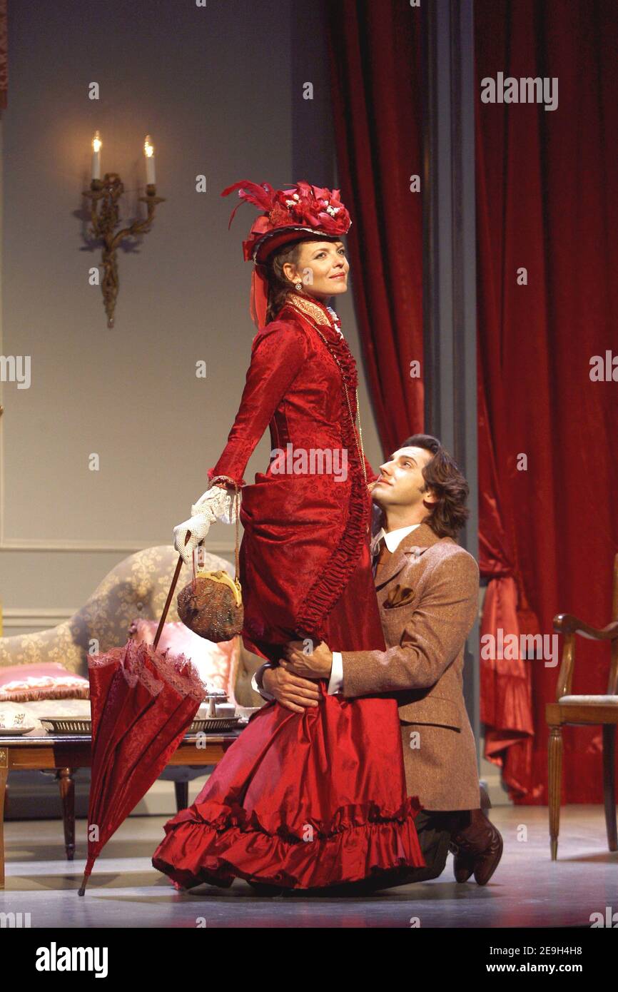 Les acteurs français Frederic Diefenthal et Gwendoline Hamon lors de la répétition de la pièce d'Oscar Wilde, 'l'importance d'ETRE constant' réalisée par Pierre Laville au Théâtre Antoine à Paris, France, le 29 août 2006. Phooto par Thierry Orban/ABACAPRESS.COM Banque D'Images