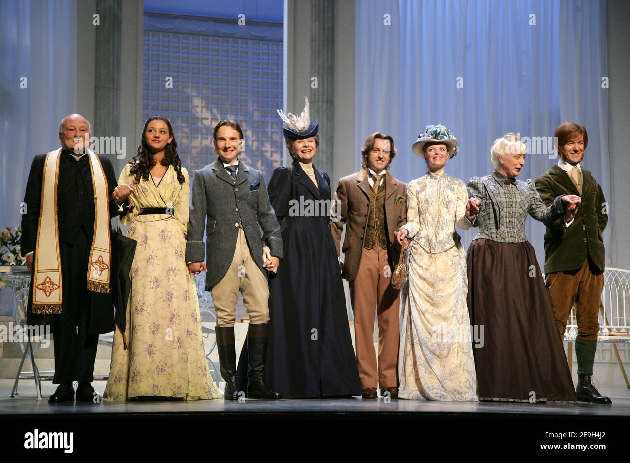 Les acteurs posent après la répétition de la pièce d'Oscar Wilde, 'l'importance d'Etre constant' dirigée par Pierre Laville au Théâtre Antoine à Paris, France, le 29 août 2006. Phooto par Thierry Orban/ABACAPRESS.COM Banque D'Images