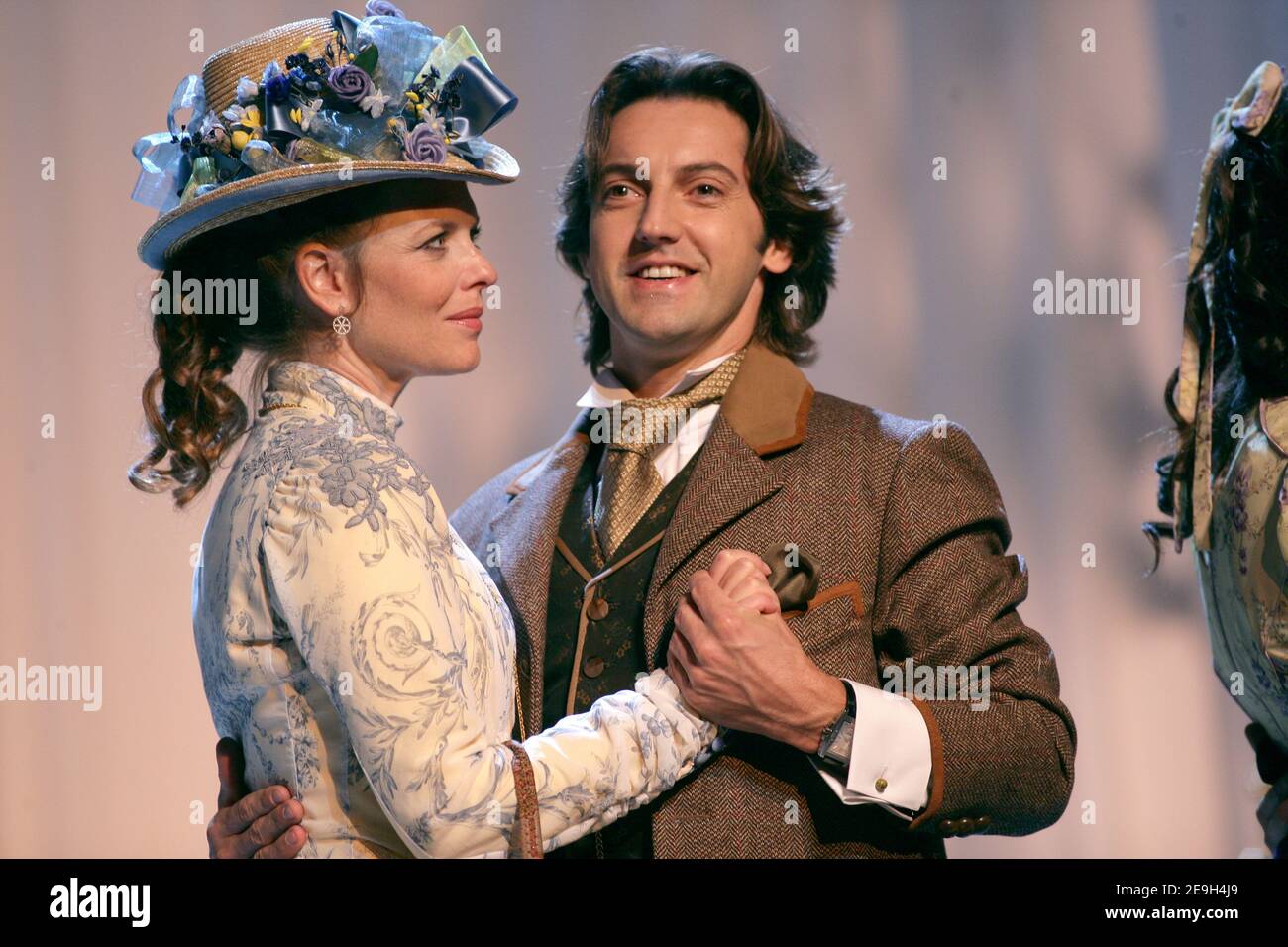 Les acteurs français Frederic Diefenthal et Gwendoline Hamon lors de la répétition de la pièce d'Oscar Wilde, 'l'importance d'ETRE constant' réalisée par Pierre Laville au Théâtre Antoine à Paris, France, le 29 août 2006. Phooto par Thierry Orban/ABACAPRESS.COM Banque D'Images
