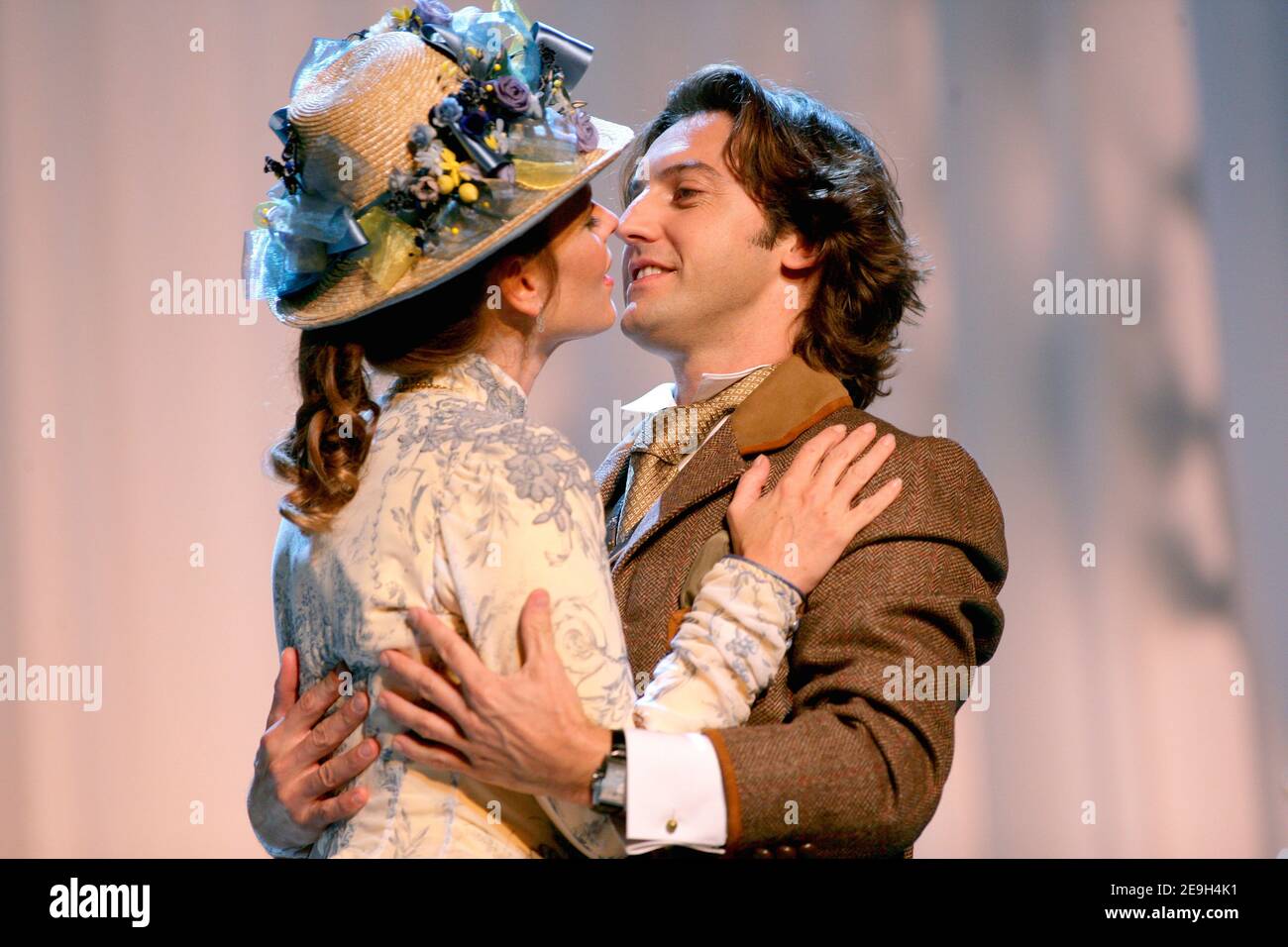 Les acteurs français Frederic Diefenthal et Gwendoline Hamon lors de la répétition de la pièce d'Oscar Wilde, 'l'importance d'ETRE constant' réalisée par Pierre Laville au Théâtre Antoine à Paris, France, le 29 août 2006. Phooto par Thierry Orban/ABACAPRESS.COM Banque D'Images