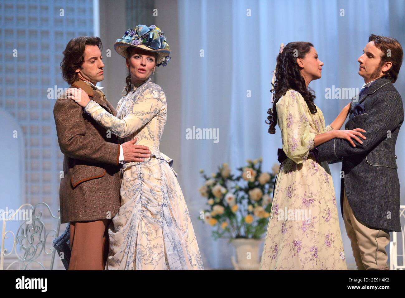 Les acteurs français Frederic Diefenthal, Gwendoline Hamon, Marie-Julie Baup et Lorant Deutsch pendant la répétition de la pièce d'Oscar Wilde, 'l'importance d'ETRE constant' dirigée par Pierre Laville au Théâtre Antoine à Paris, France, le 29 août 2006. Phooto par Thierry Orban/ABACAPRESS.COM Banque D'Images