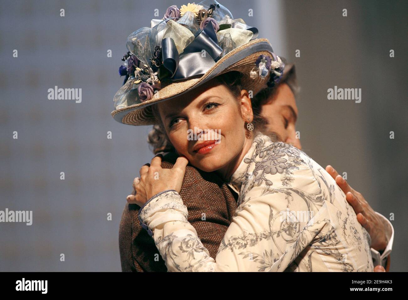 Les acteurs français Frederic Diefenthal et Gwendoline Hamon lors de la répétition de la pièce d'Oscar Wilde, 'l'importance d'ETRE constant' réalisée par Pierre Laville au Théâtre Antoine à Paris, France, le 29 août 2006. Phooto par Thierry Orban/ABACAPRESS.COM Banque D'Images