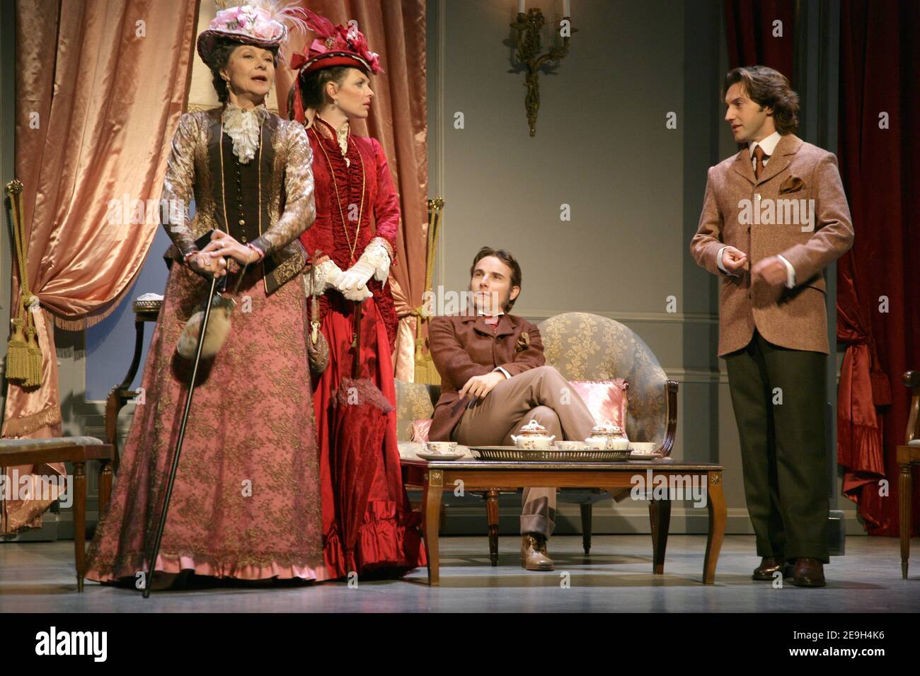 Les acteurs français Macha Meril, Gwendoline Hamon, Lorant Deutsch et Frederic Diefenthal pendant la répétition de la pièce d'Oscar Wilde, 'l'importance d'ETRE constant' dirigée par Pierre Laville au Théâtre Antoine à Paris, France, le 29 août 2006. Phooto par Thierry Orban/ABACAPRESS.COM Banque D'Images