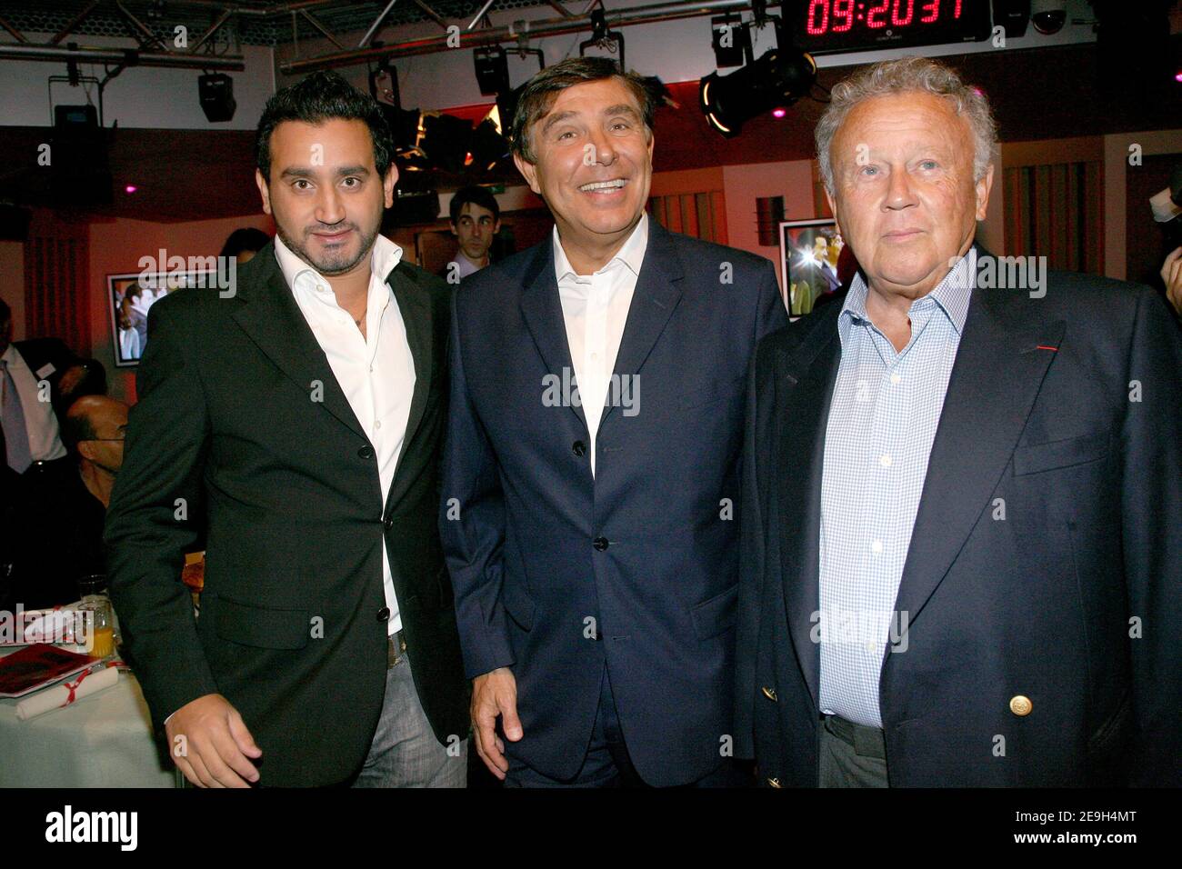 Cyril Hanouna, Jean-Pierre Foucault et Philippe Bouvard posent lors de la  conférence de presse annuelle de la station de radio française RTL , rue  Bayard à Paris, France, le 29 août 2006.