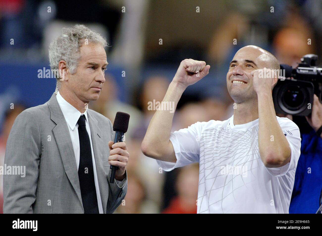 André Agassi en photo avec John McEnroe après avoir vaincu Marcos Baghdatis à l'US Open 2006 à New York, NY, USA, le 31 août 2006. Photo de Lionel Hahn/CAMELEON/ABACAPRESS.COM Banque D'Images