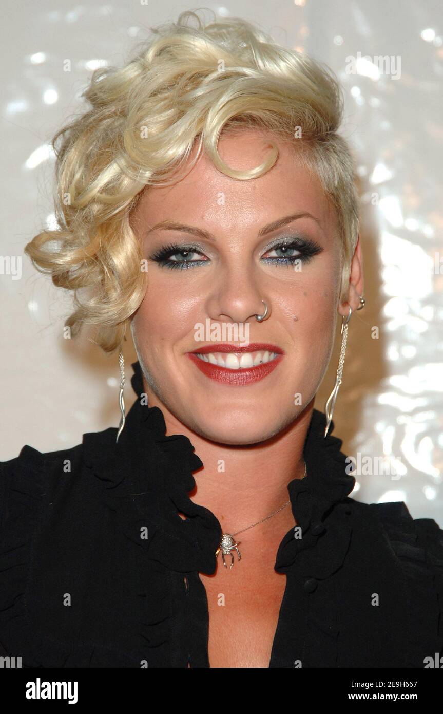 Singer Pink pose avec son prix pour la « meilleure vidéo pop » dans la  salle de presse des MTV Video Music Awards 2006 qui se sont tenus au radio  City Music