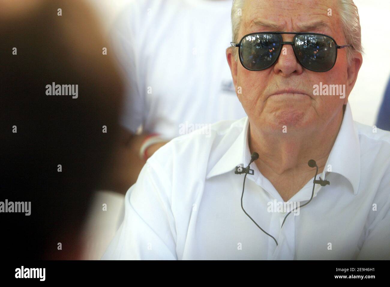 Jean-Marie le Pen, leader du Front national d'extrême-droite en France, rencontre des jeunes près de « Maint Martin de Crau », dans le sud de la France, le 31 août 2006. Jean Marie le Pen, candidat à l'élection présidentielle française de 2007, participe à l'Université d'été du Front National à Avignon pendant 4 jours. Photo de Gerald Holubowicz/ABACAPRESS.COM Banque D'Images