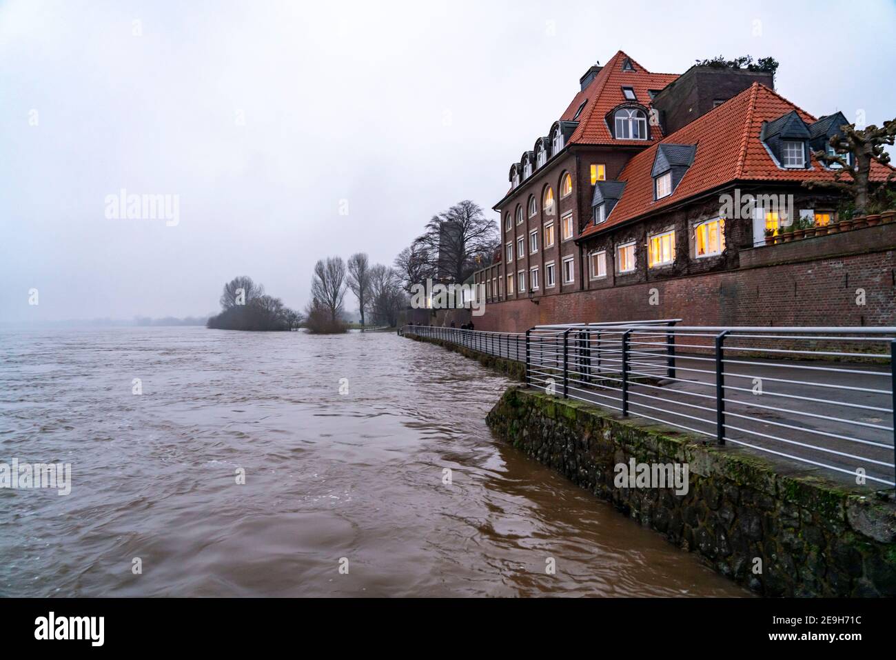Les hautes eaux du Rhin près de Düsseldorf-Kaiserswerth, le temps brumeux, les chemins bordés et les prés du Rhin sont partiellement inondés, le ferry du Rhin s'est arrêté Banque D'Images