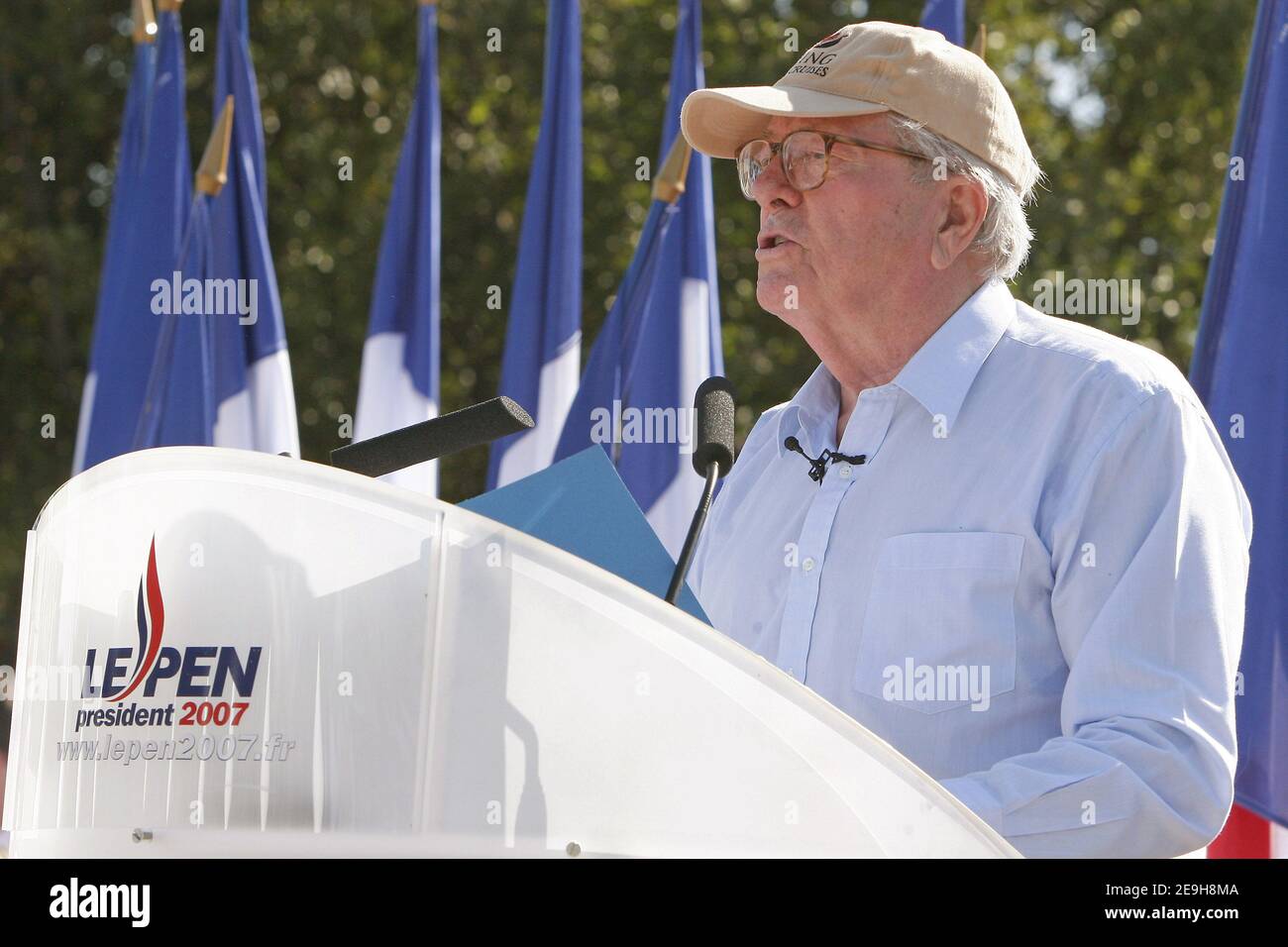 Jean-Marie le Pen, leader français d'extrême droite, prononce son discours lors du congrès d'été du Front National à Saint-Martin-de-Crau, près d'Arles, dans le sud de la France, le 3 septembre 2006. Photo de Gerald Holubowicz/ABACAPRESS.COM Banque D'Images