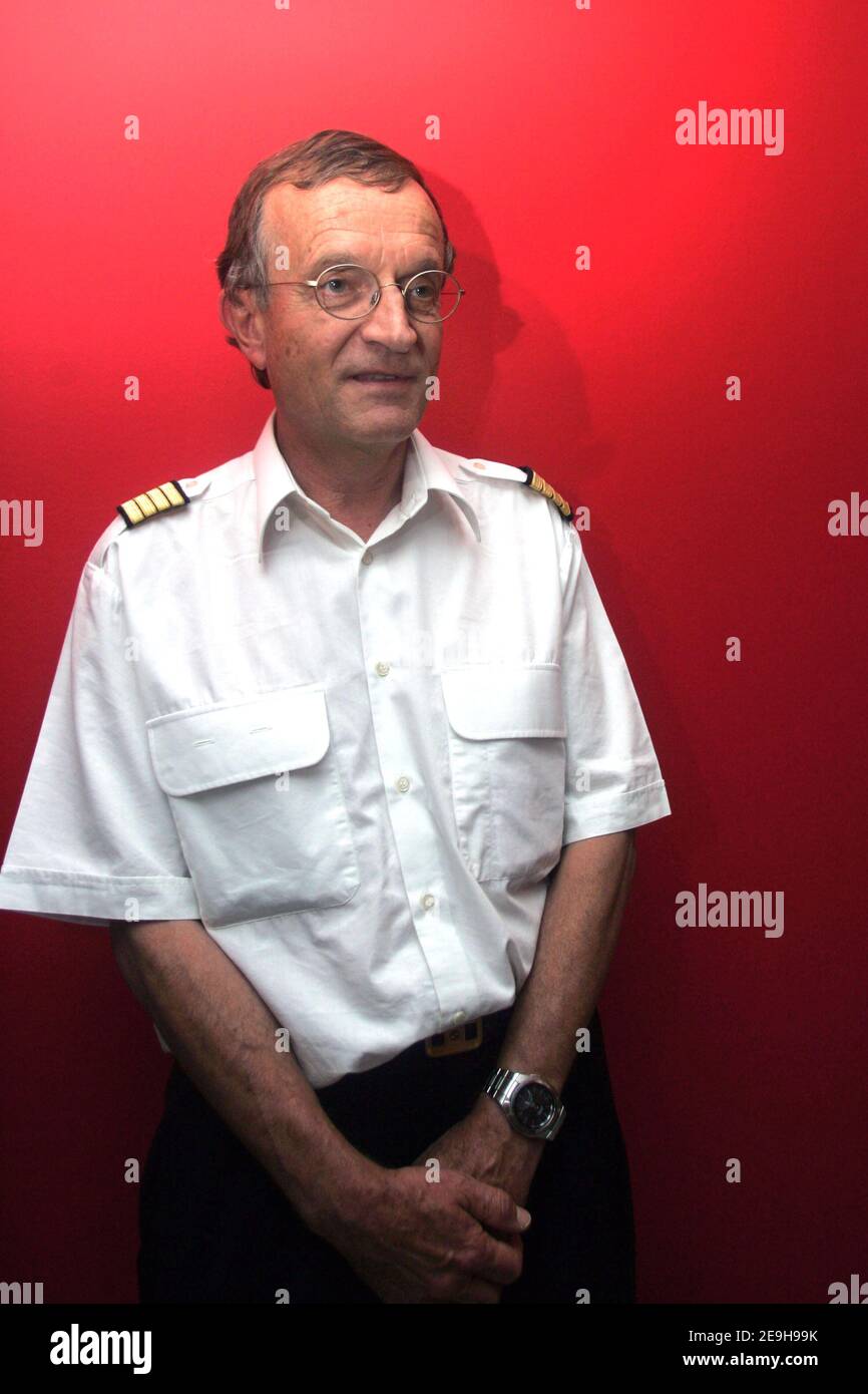 Jacques Rosay, capitaine de l'Airbus A380 Super Jumbo, est photographié après le premier vol passager, à l'aéroport de Toulouse, en France, le 4 septembre 2006. Photo de Manuel Blondeau/ABACAPRESS.COM Banque D'Images