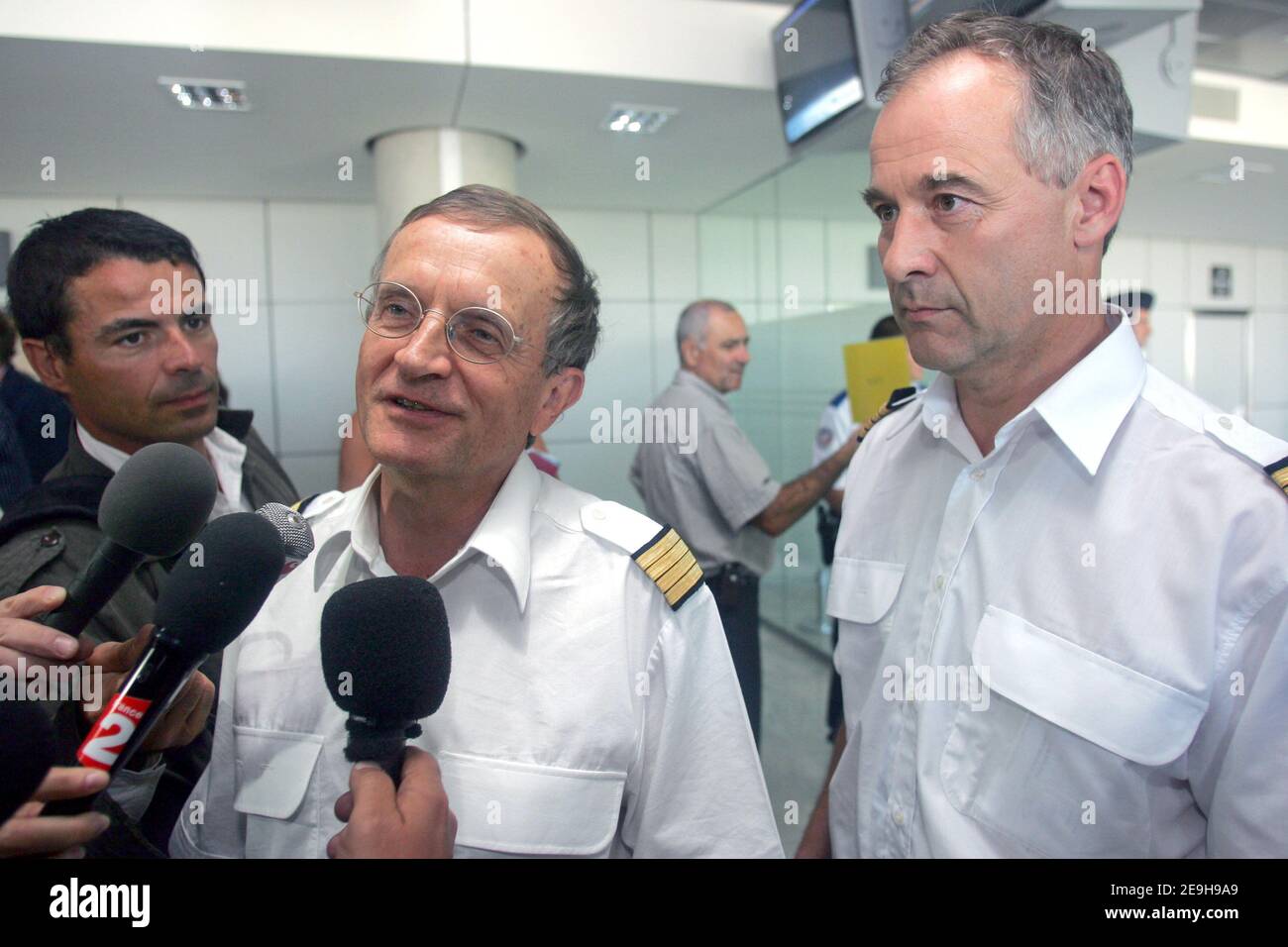 Jacques Rosay, capitaine du vol d'essai Super Jumbo Airbus A380, et Franck Chapman, pilote, donnent une interview aux médias à l'aéroport de Toulouse, France, le 4 septembre 2006. Photo de Manuel Blondeau/ABACAPRESS.COM Banque D'Images