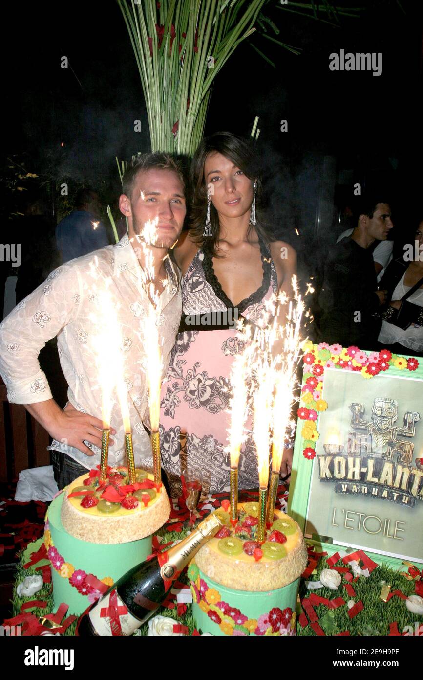 Le Gagnant Du Jeu De Television Francais De Koh Lanta 6 Francois David Et Sa Copine Et Finaliste Emilie Celebrent La Victoire De Francois David A L Etoile A Paris En France Le 5 Septembre