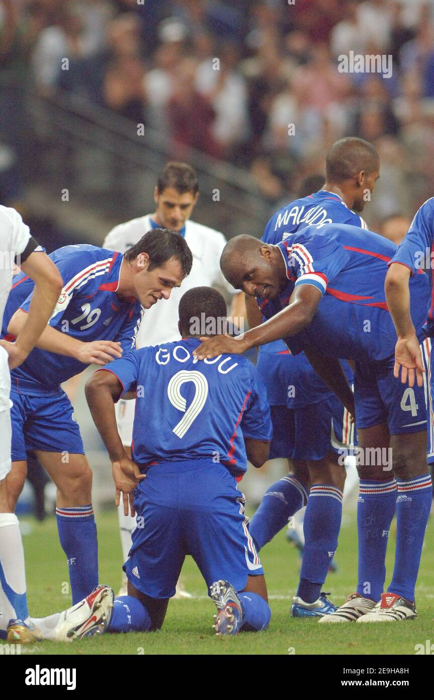 Sidney Govou, de France, a félicité l'équipe française après son deuxième but lors du match de qualification du groupe B de la coupe d'Europe de l'UEFA 2008, France contre Italie, au Stade de France à Saint-Denis, au nord de Paris. La France a gagné 3-1, le 6 septembre 2006. Photo de Guibbbbbaud-Taamalah/Cameleon/ABACAPRESS.COM Banque D'Images