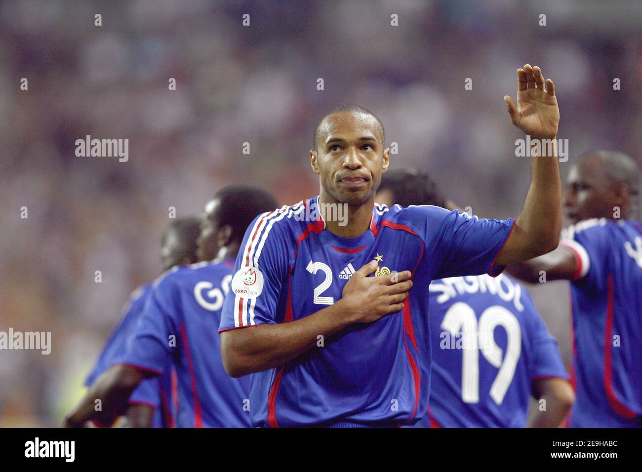 Thierry Henry, ancien buteur d'Arsenal et de France, a annoncé sa retraite du football après 20 ans de carrière chargée de trophées pour occuper un rôle dans les médias. Le gagnant de la coupe du monde 1998, 37, a quitté les Red Bulls de New York ce mois-ci, mais il a été spéculé sur le choix de jouer dans un autre club. Photo du dossier : Thierry Henry, de France, célèbre son but lors du match de qualification du groupe B de la coupe d'Europe de l'UEFA 2008 France contre Italie, au Stade de France à Saint-Denis, au nord de Paris. La France a gagné 3-1, le 6 septembre 2006. Photo de Christian Liewig/ABACAPRESS.COM Banque D'Images