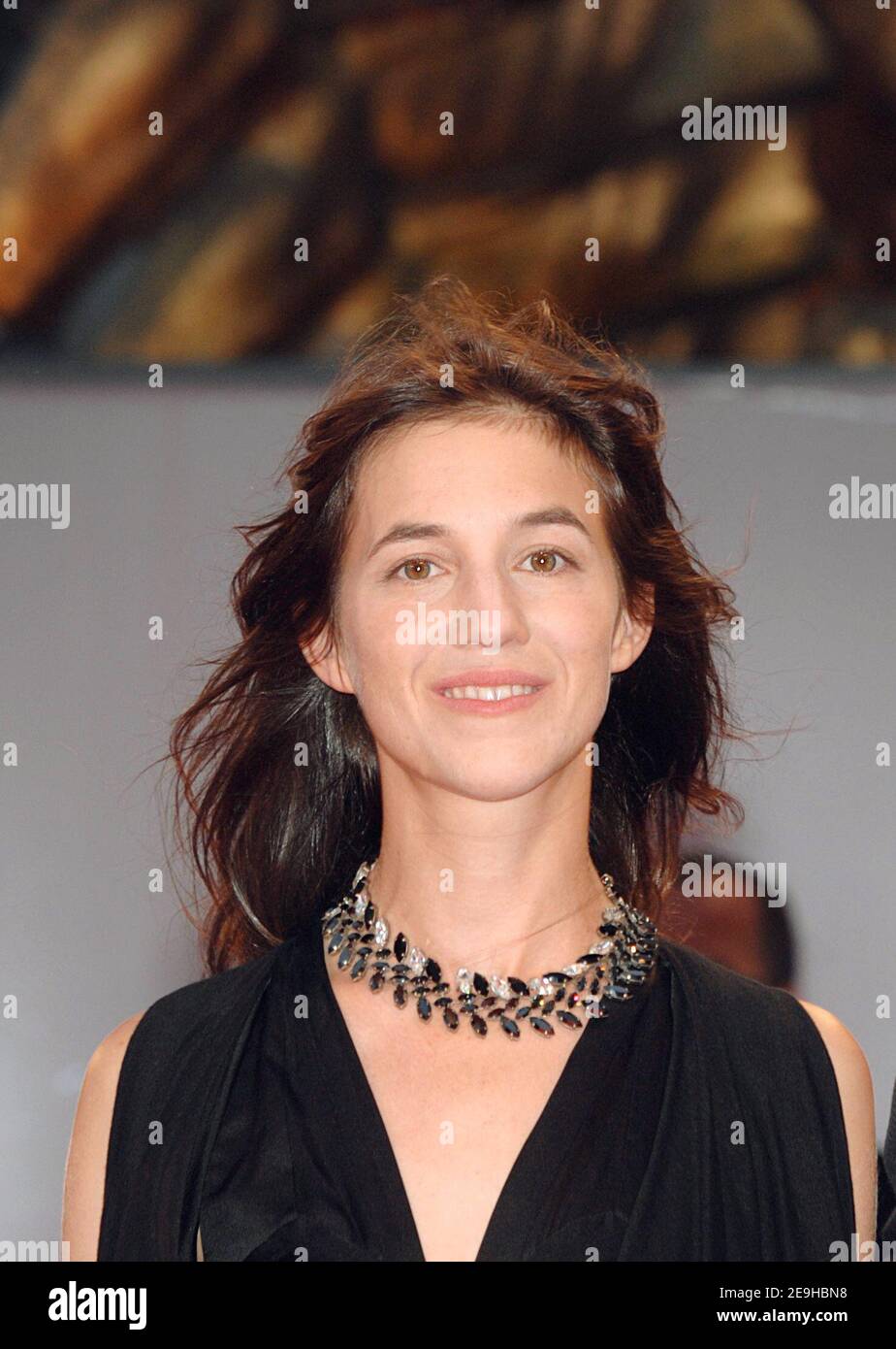 L'actrice française Charlotte Gainsbourg pose pour des photos alors qu'elle arrive à la première de son nouveau film "Nuovomondo" au 63e Festival annuel du film de Venise, à Venise, Italie, le 8 septembre 2006. Photo de Nicolas Khayat/ABACAPRES.COM Banque D'Images