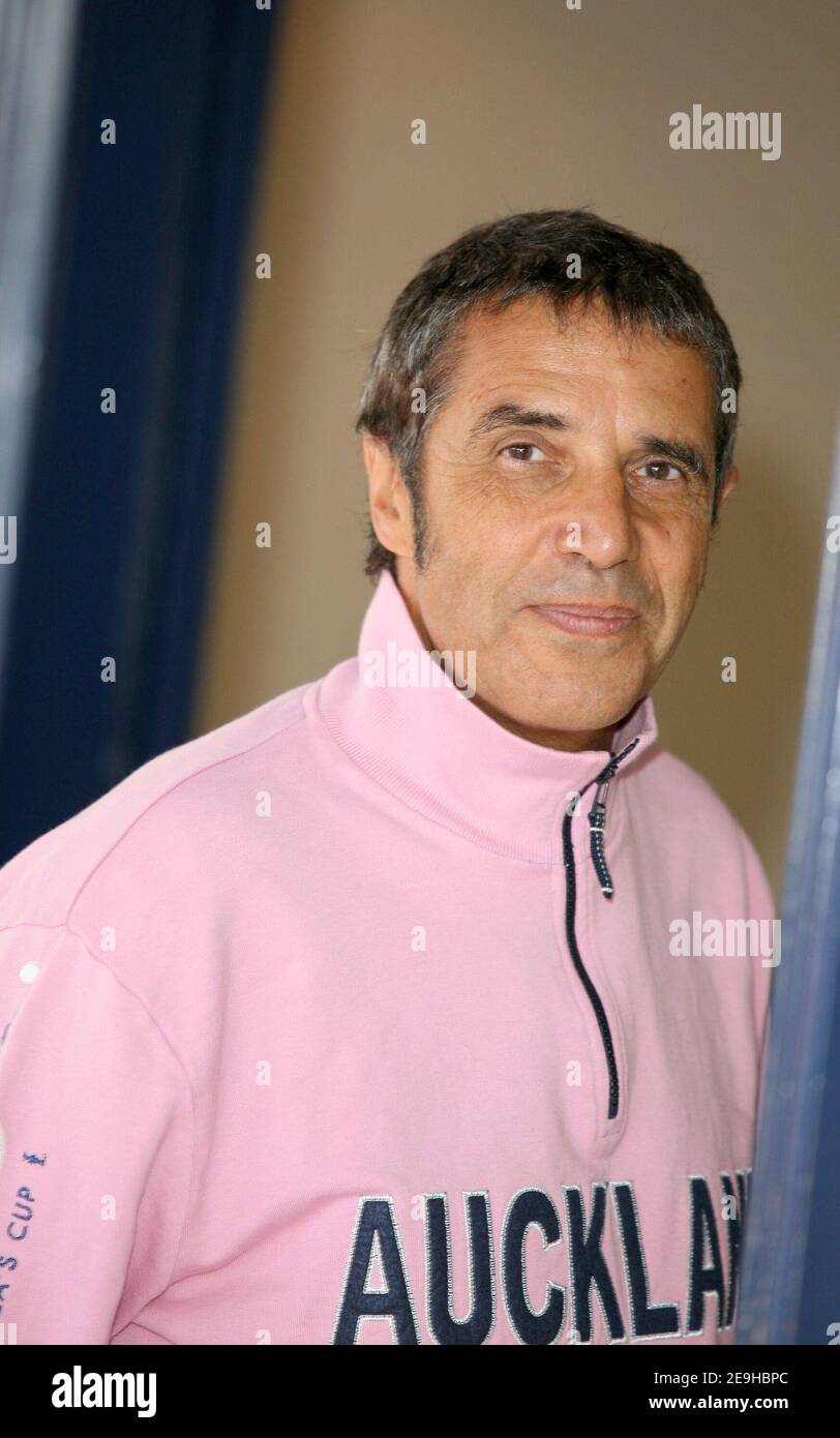 Le chanteur français Julien Clerc pose au Centre International de Deauville avant la projection du film "Merci de fumer" lors du 32e Festival du film américain de Deauville, Normandie, France, le 8 septembre 2006. Photo de Denis Guignebourg/ABACAPRESS.COM;' Banque D'Images