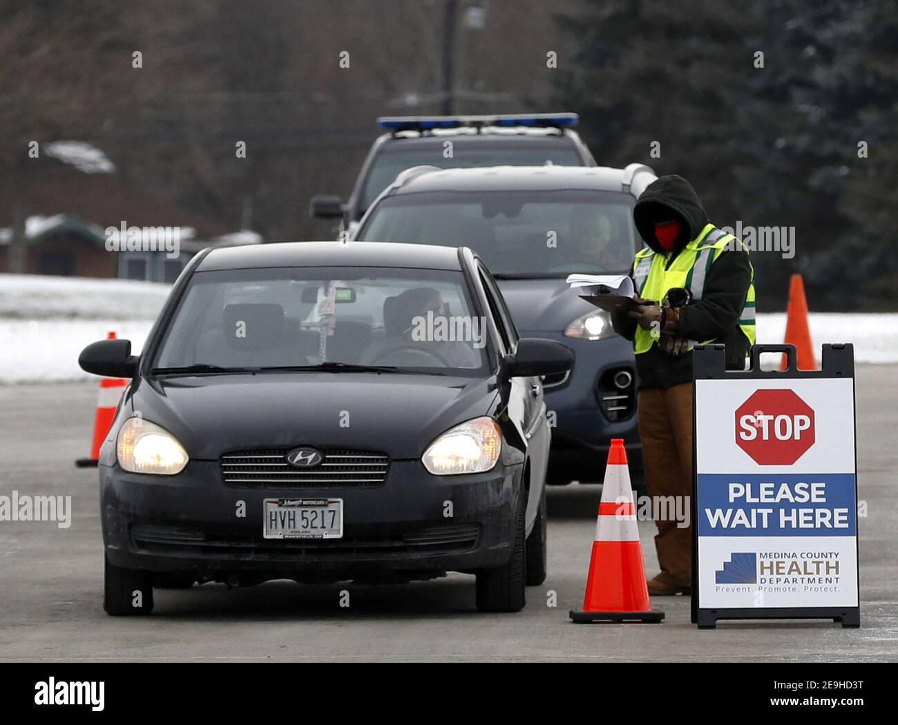 Medina, États-Unis. 04e fév. 2021. Un travailleur de la santé enregistre les gens à leur arrivée en voiture pour recevoir leur vaccin contre le coronavirus Moderna à Medina, Ohio, le jeudi 4 février 2021. Photo par Aaron Josefczyk/UPI crédit: UPI/Alay Live News Banque D'Images