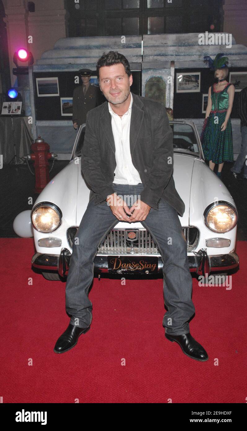 Philippe Lellouche pose pour des photos lorsqu'il arrive au 1000e spectacle de la comédie musicale canadienne française 'DanseSing' qui s'est tenu au théâtre Trianon à Paris, en France, le 11 septembre 2006. Photo de Nicolas Khayat/ABACAPRESS.COM Banque D'Images