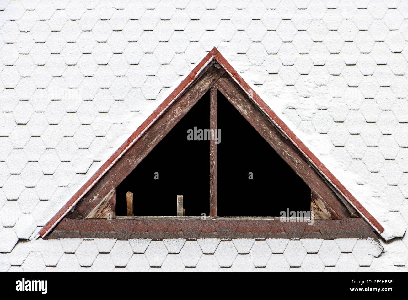 Le dormeur sans verre dans les fenêtres sur le toit enneigé. Banque D'Images