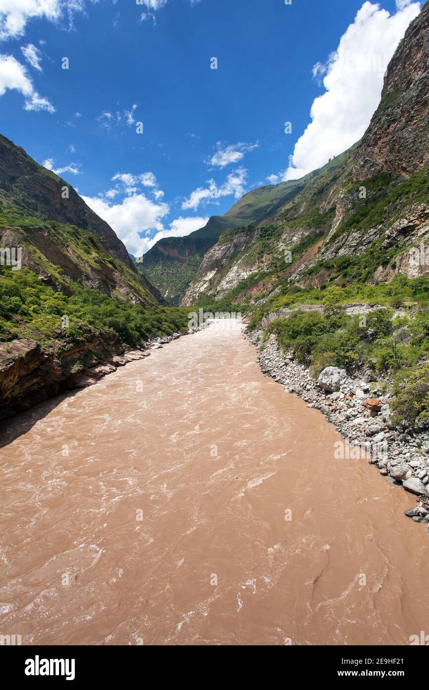 Rio Apurimac, Apurimac est la partie supérieure du longiste et la plus grande rivière amazonienne, vue du sentier de randonnée Choquequirao, région de Cuzco, Andes péruviennes Banque D'Images