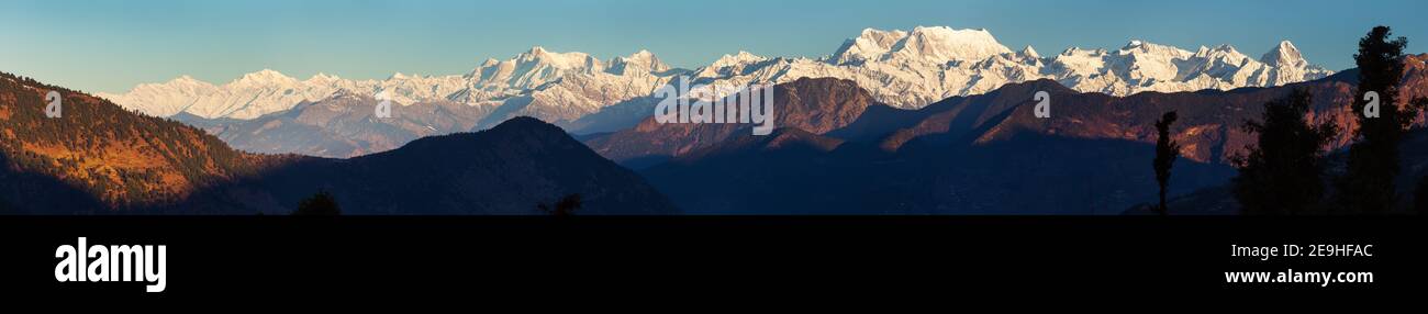 Matin vue panoramique sur le mont Chaukhamba, Himalaya, vue panoramique sur l'Himalaya indien, grande chaîne himalayenne, Uttarakhand Inde Banque D'Images