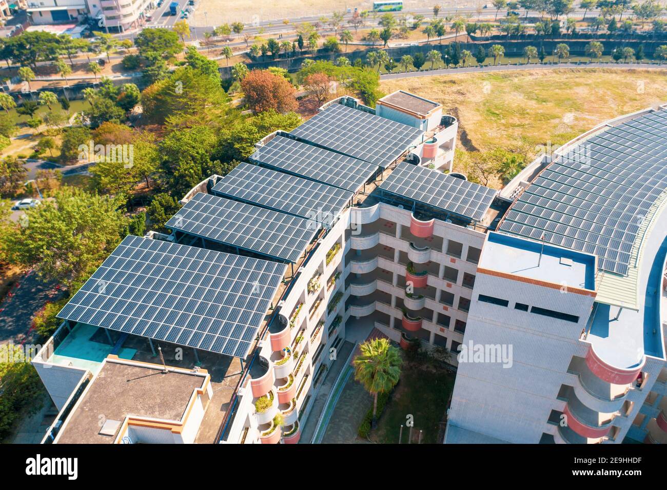 Vue aérienne des panneaux solaires sur le toit Banque D'Images