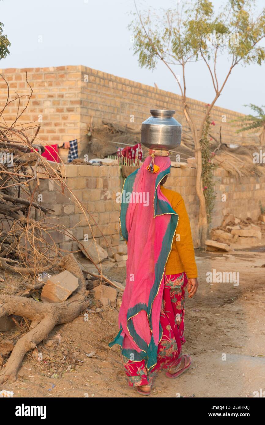 Inde Jaisalmer Portrait d'une femme portant un pichet d'eau à la tête dans un village Banque D'Images