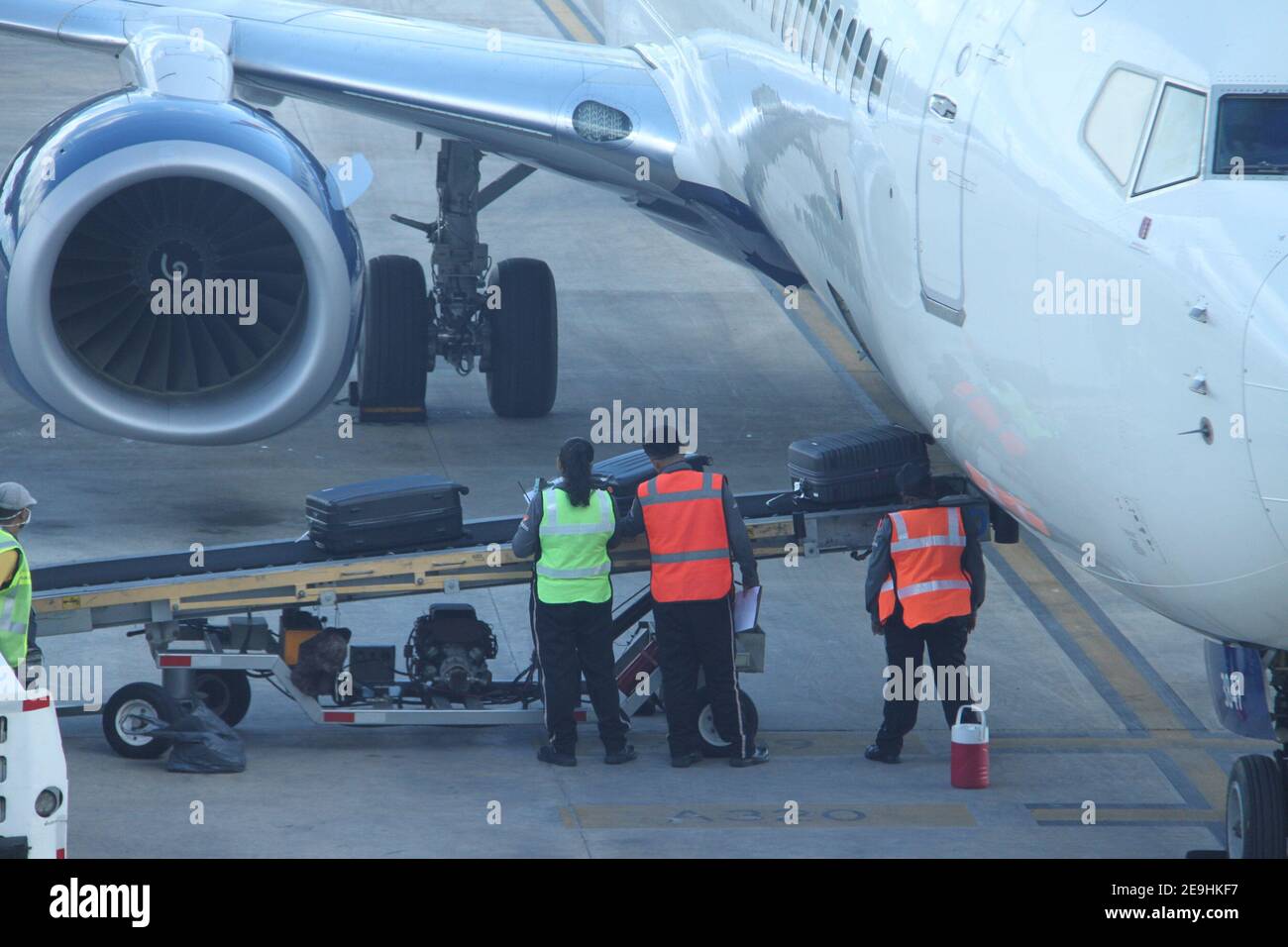 Cancun, Mexique. 4 février 2021. (INT) les employés de l'aéroport de Cancun sont responsables du succès de chaque vol. 4 février 2021, Cancun, Mexique: Les travailleurs de l'aéroport qui travaillent derrière la scène pour faire chaque vol avec succès. Ils sont responsables de l'arrivée et du départ de chaque avion, du chargement et du déchargement des bagages et du contrôle réussi des mouvements des planesâ‚ â„′ sur le tarmac à l'aéroport international de Cancun.Credit: Niyi Fote /Thenews2. Crédit: Niyi Fote/TheNEWS2/ZUMA Wire/Alay Live News Banque D'Images