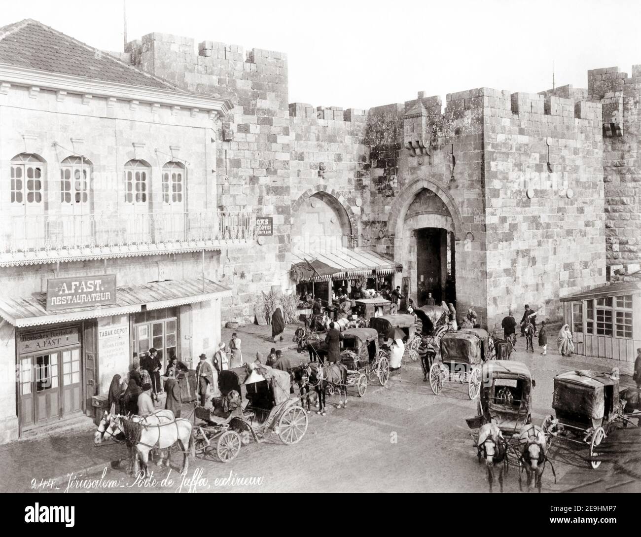 Photographie de la fin du XIXe siècle - scène de rue avec chevaux et calèches et restaurant, Jérusalem, Palestine, Israël moderne c. Bureau Thomas Cook. Banque D'Images