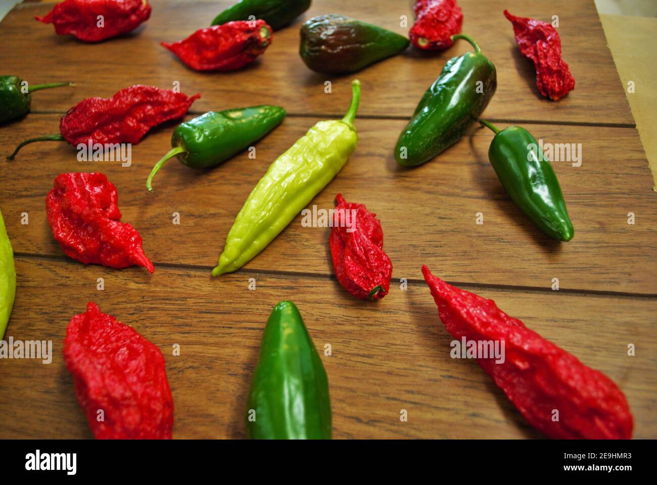 Habanero de jalapeno frais et poivre de banane sur fond de bois Banque D'Images