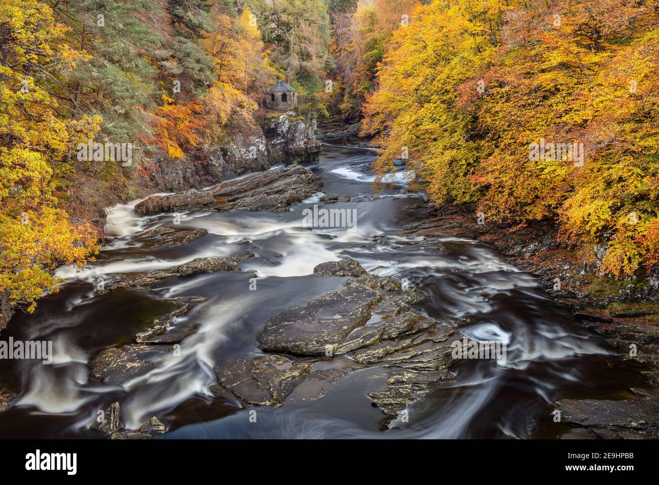 Highlands de l'Ouest, Écosse : forêt d'automne et cabane d'observation sur le Moriston dans la ville d'Invermoriston. Banque D'Images