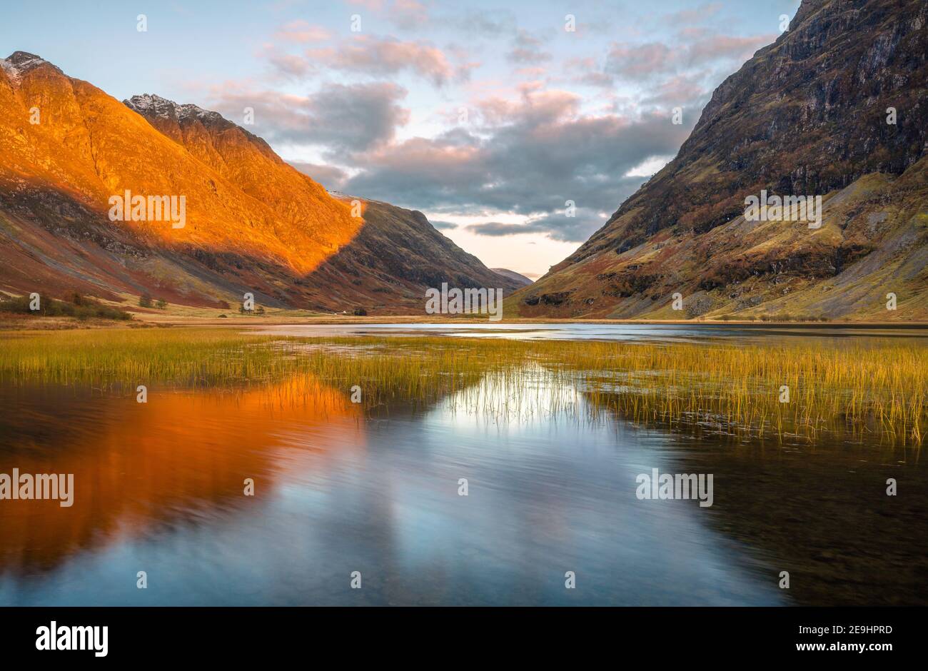 Glencoe, Écosse: La lumière du soir joue sur les Highlands près de Glencoe avec des réflexions sur la rivière COE Banque D'Images