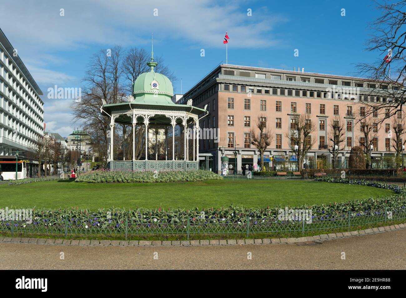 Byparken et le Musikkpaviljongen (stand du groupe), Bergen, Norvège. Banque D'Images