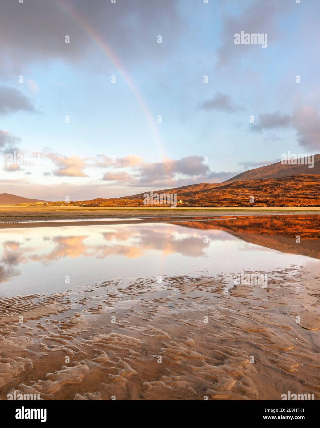 Île de Lewis et Harris, Écosse : un arc-en-ciel et la grande baie de sable de la plage de LUSKENTIRE sur l'île de Harris Sud Banque D'Images