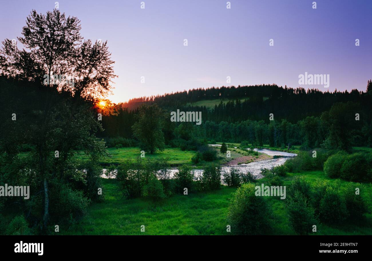 Coucher de soleil sur la rivière St Maries et la zone de gestion de la faune de St Maries près de Mashburn, Idaho; Idaho Panhandle. Banque D'Images